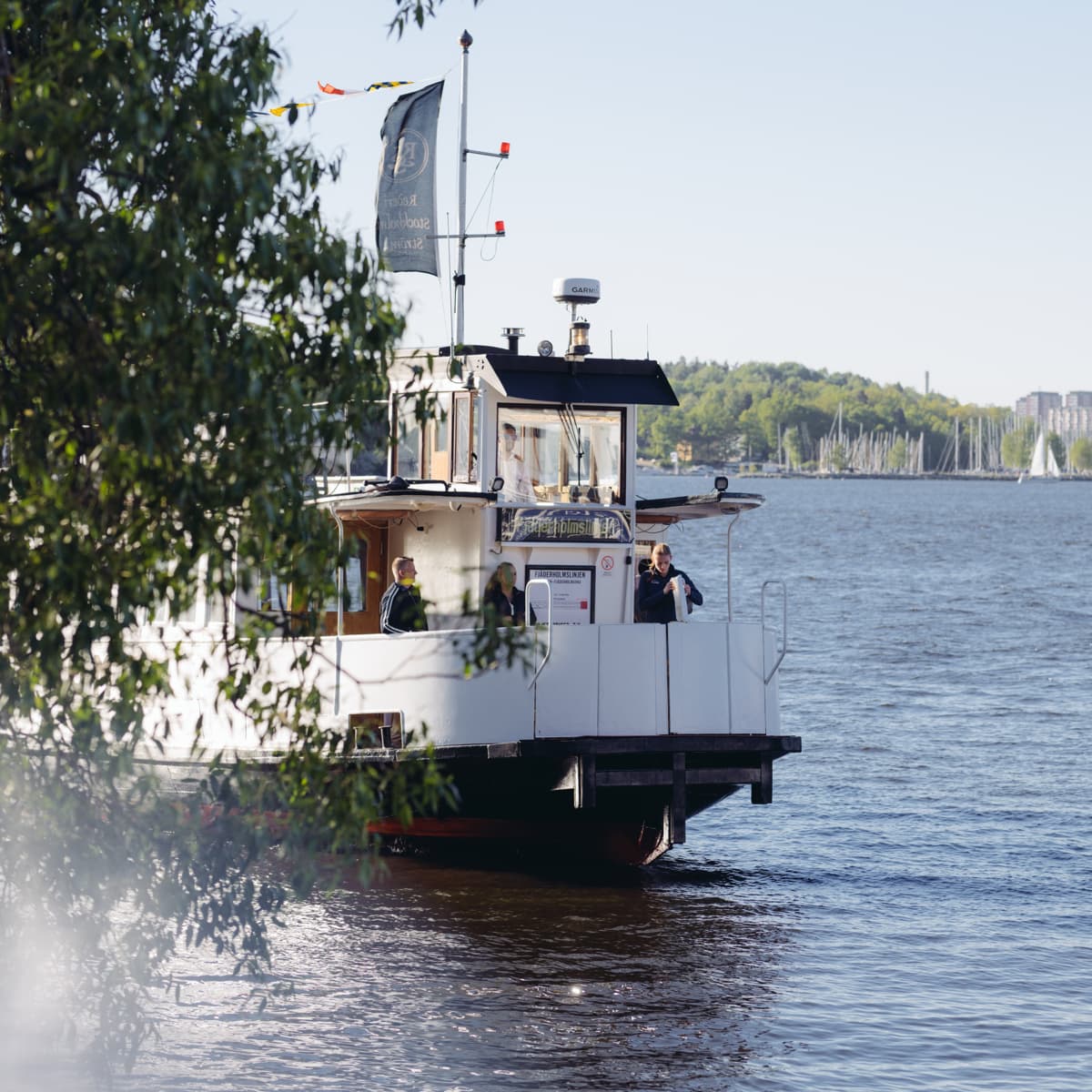 En stor båt som flyter på en sjö.
