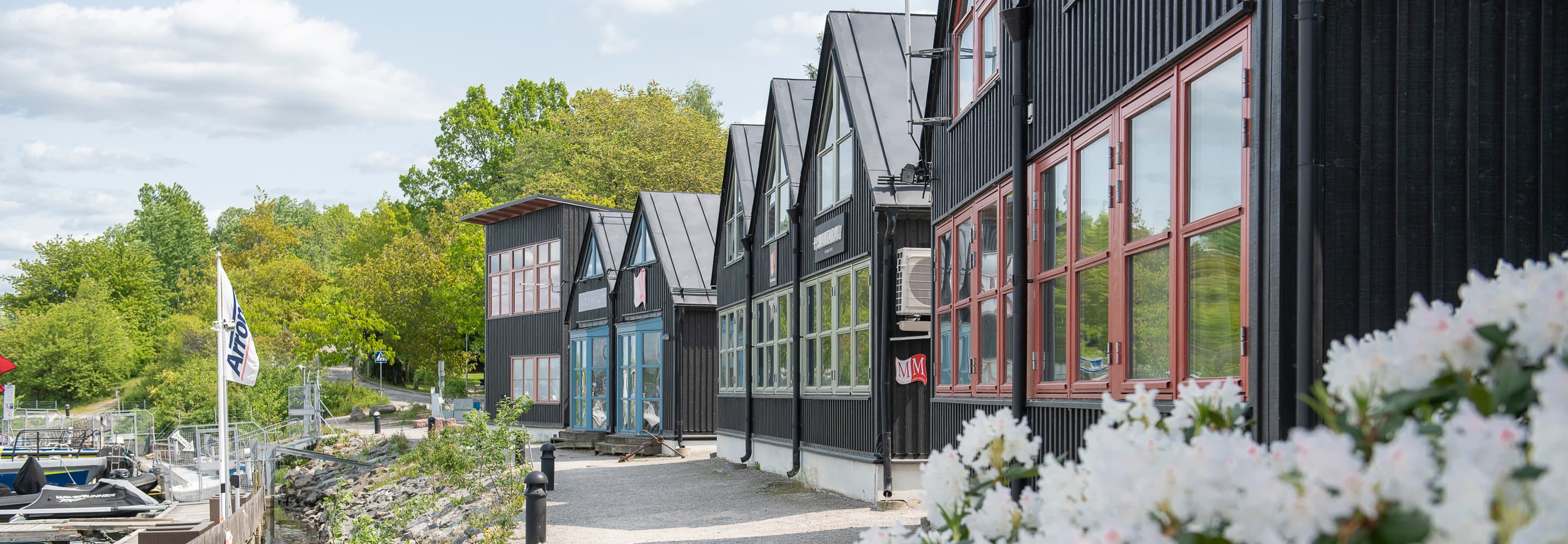 En rad med hus intill ett vattendrag.